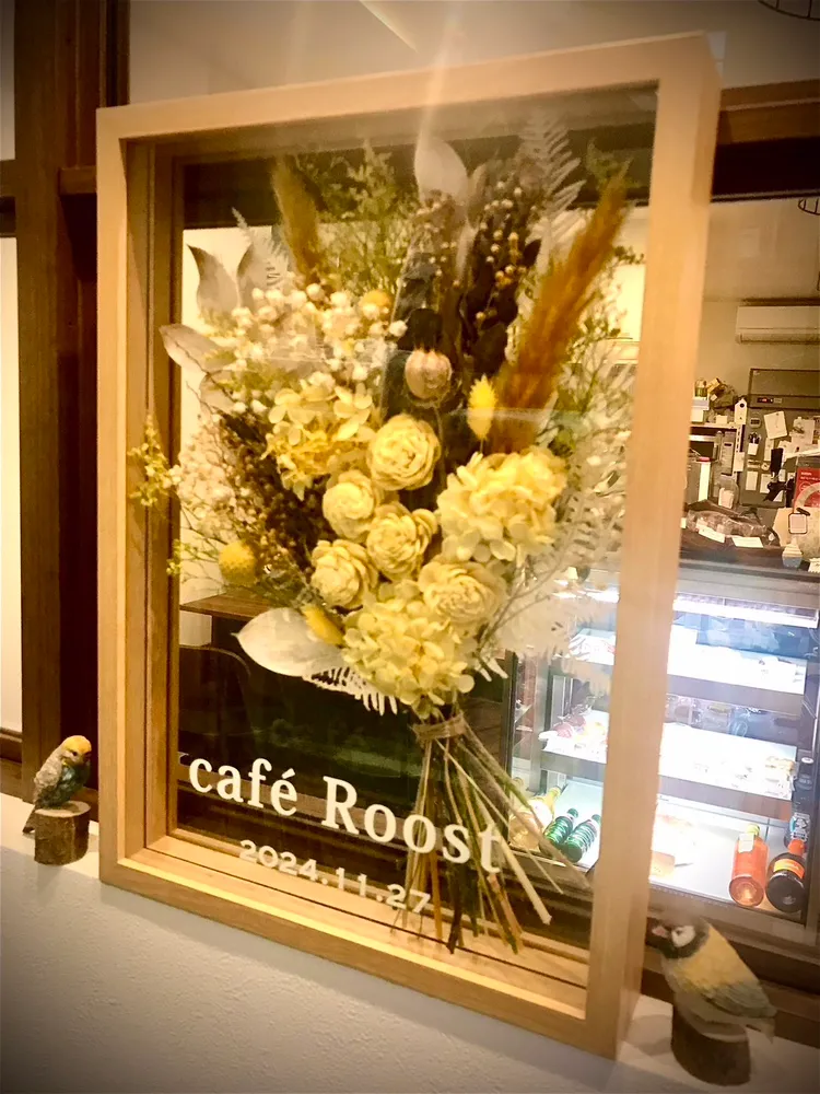 cafe Roostの店名が入った花のディスプレイ