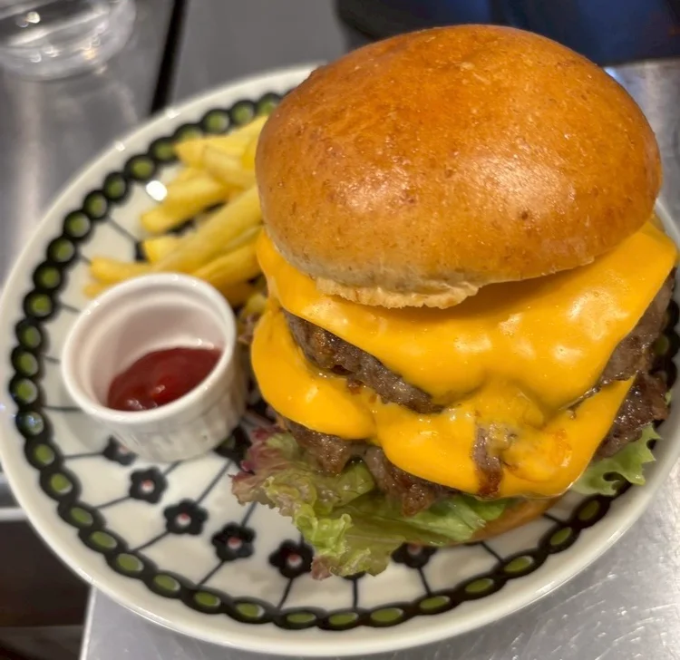 チーズがとろける自家製バンズのチーズバーガー