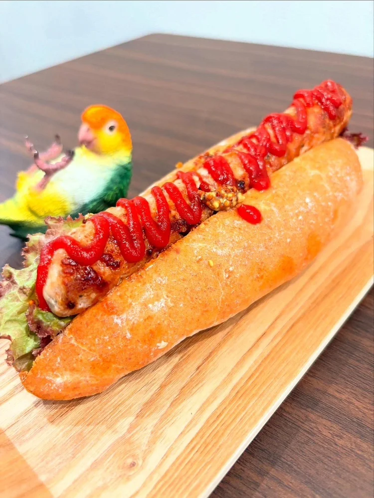 ソーセージと具材を挟んだパン料理