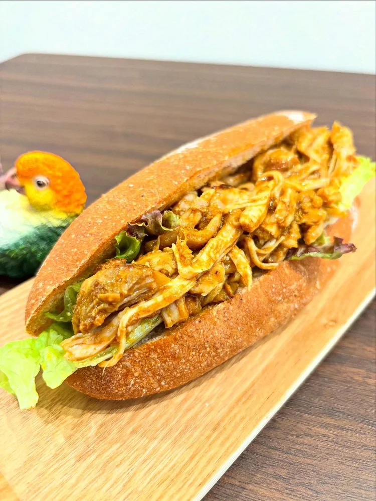 たっぷりの具材を挟んだパン料理