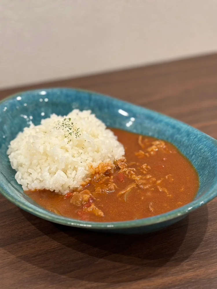 ソースとライスを盛り付けたひと皿