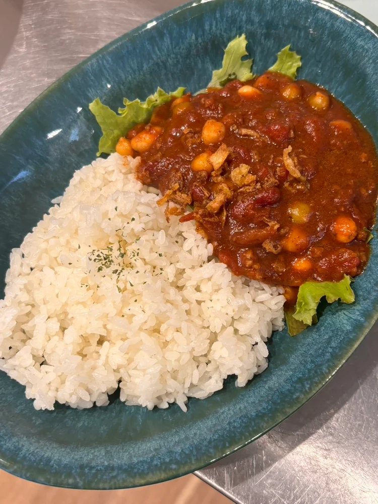 豆の入ったソースとライスのひと皿